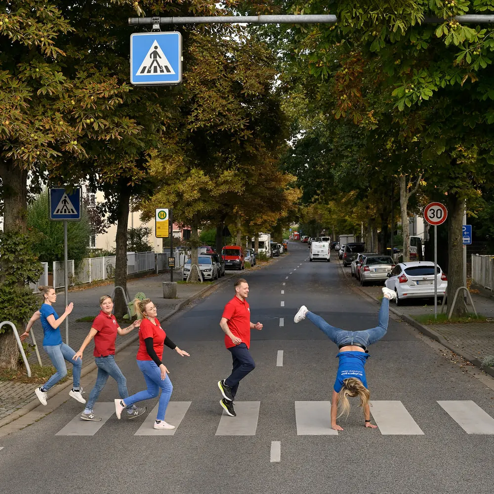 IPS-Team beim gemeinsamen Gang über die Straße