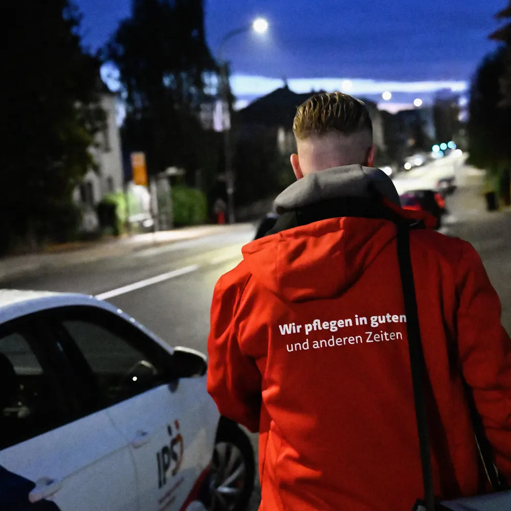 IPS-Pflegekraft am Abend auf dem Weg zum nächsten Einsatz