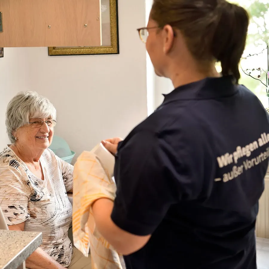 IPS-Mitarbeiterin bei der Arbeit im Haushalt