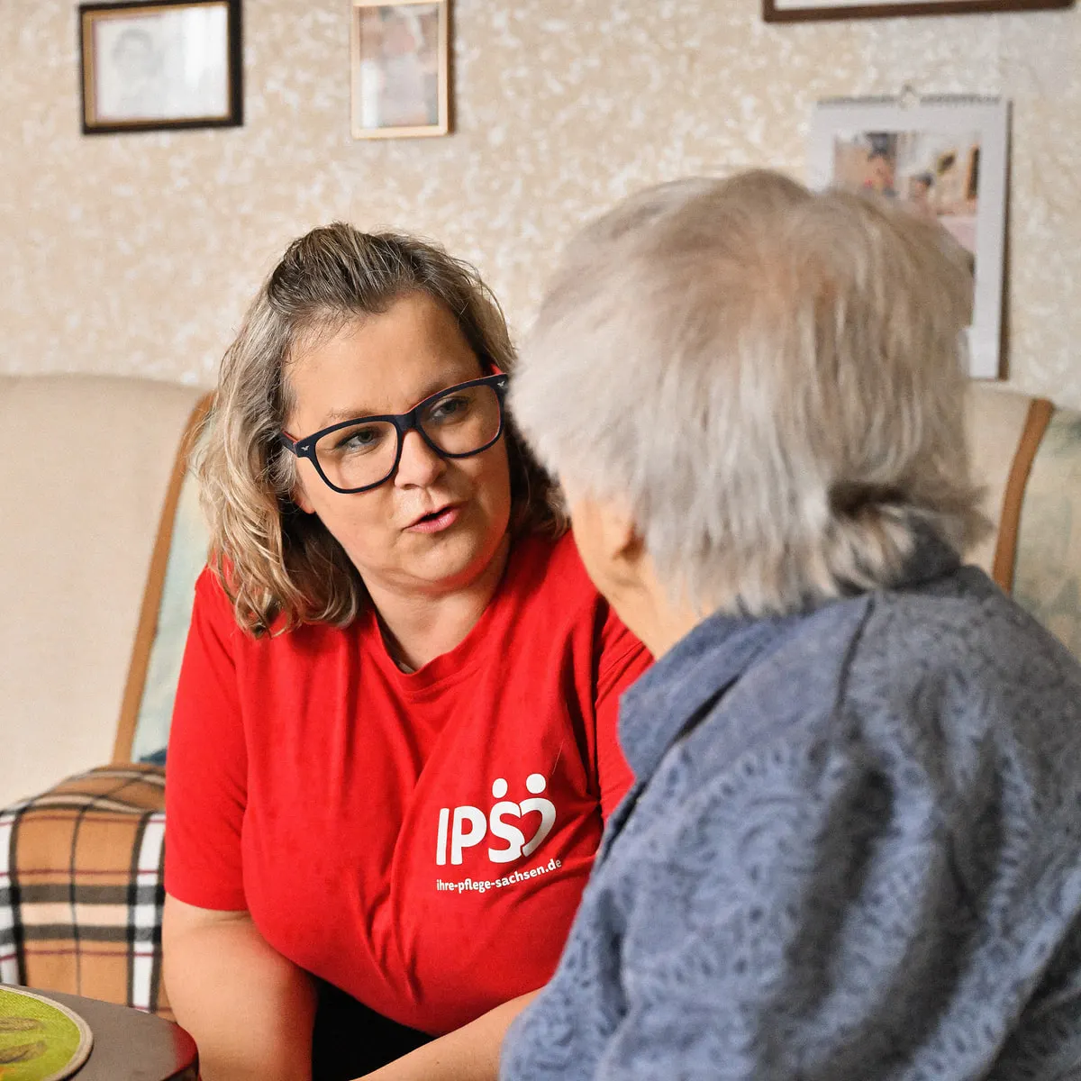 IPS-Fachberaterin im Gespräch mit einer Kundin