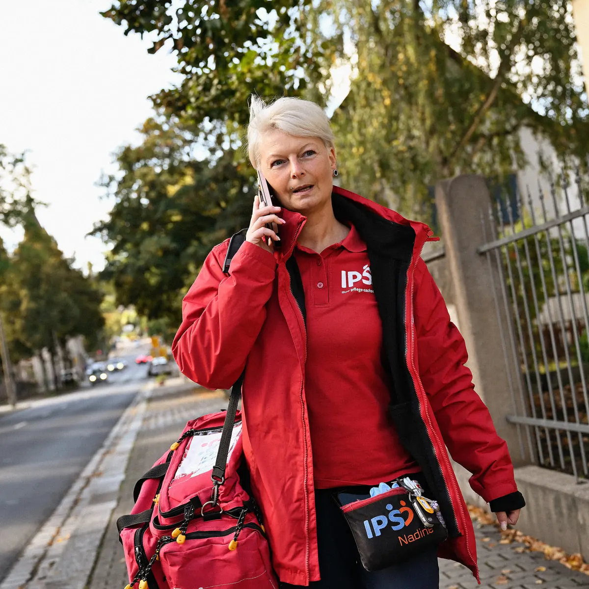 IPS-Mitarbeiterin auf dem Weg zu einem Einsatz